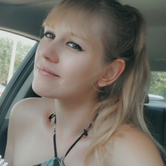 Meet your Posher, Kati - Picture 2 of 2